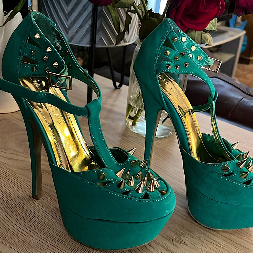 Liliana green & gold studded platform stiletto heels - size 6.5